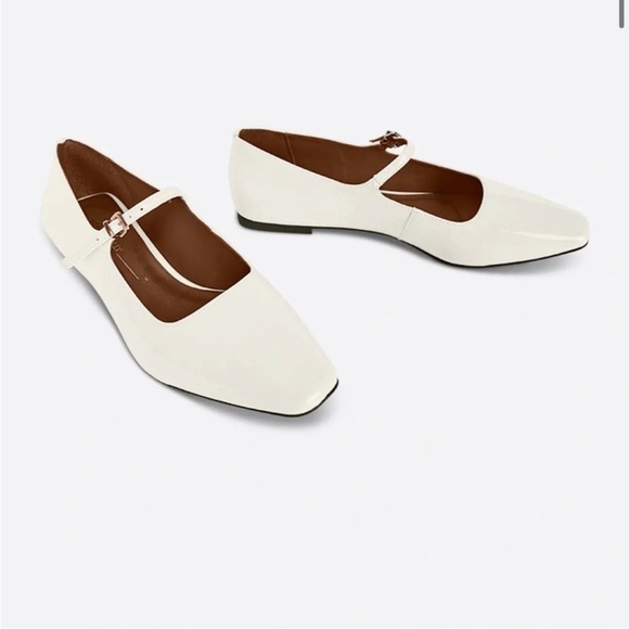 NWOT INTENTIONALLY BLANK Cream Helsinki Flats - Picture 1 of 10